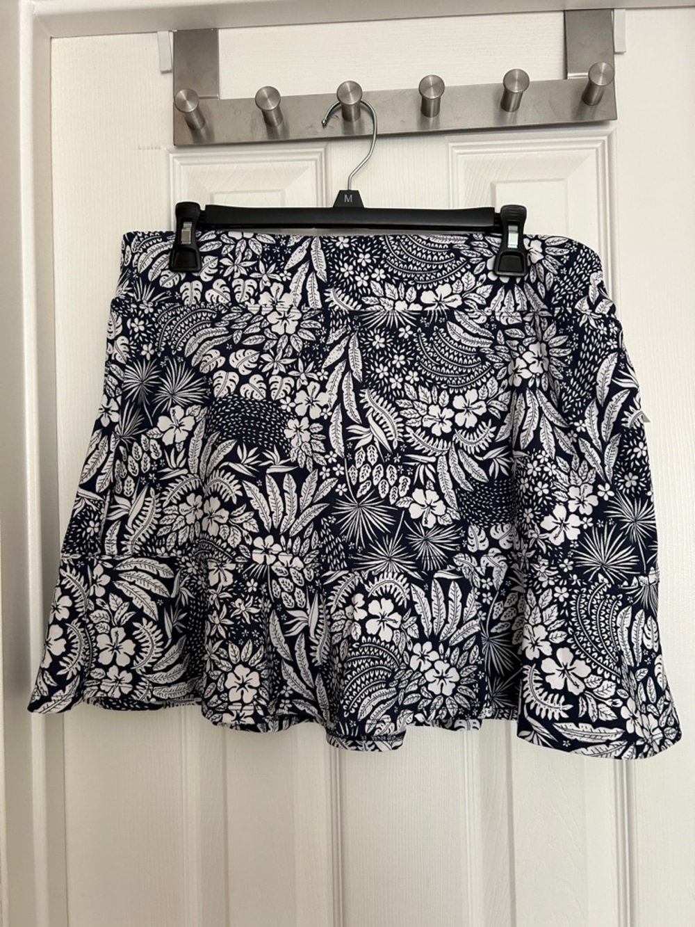 Tommy Bahama size large Navy and White Floral Active Skort